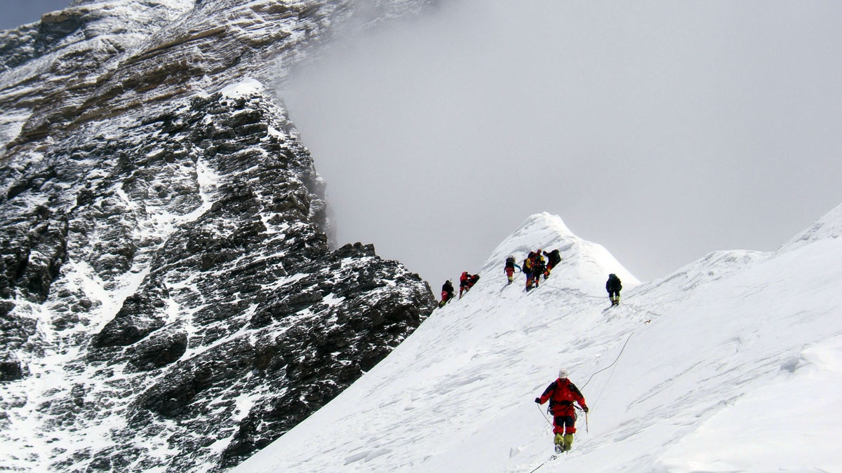 Army on Everest, Everest West Ridge Expedition, soldiers climbing with ropes snow ridge